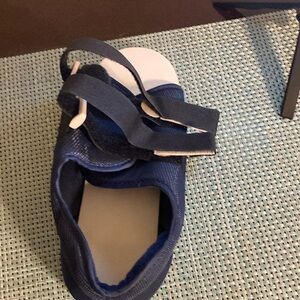 Used once size medium to large adjustable straps navy blue foam insoles